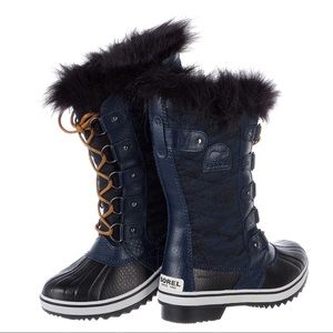 Sorel Tofino II Navy and Black fur snow boots size 8